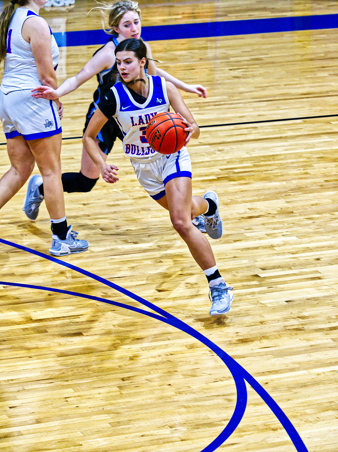 Sadie Vander Schaaf heads into the lane against Como-Pickton via a screen by Kaysi Parker. [see more shots, buy basketball photos]
